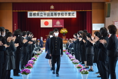 花道をつくり卒業生を見送る教職員