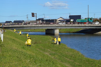 船川沿いゴミ拾い